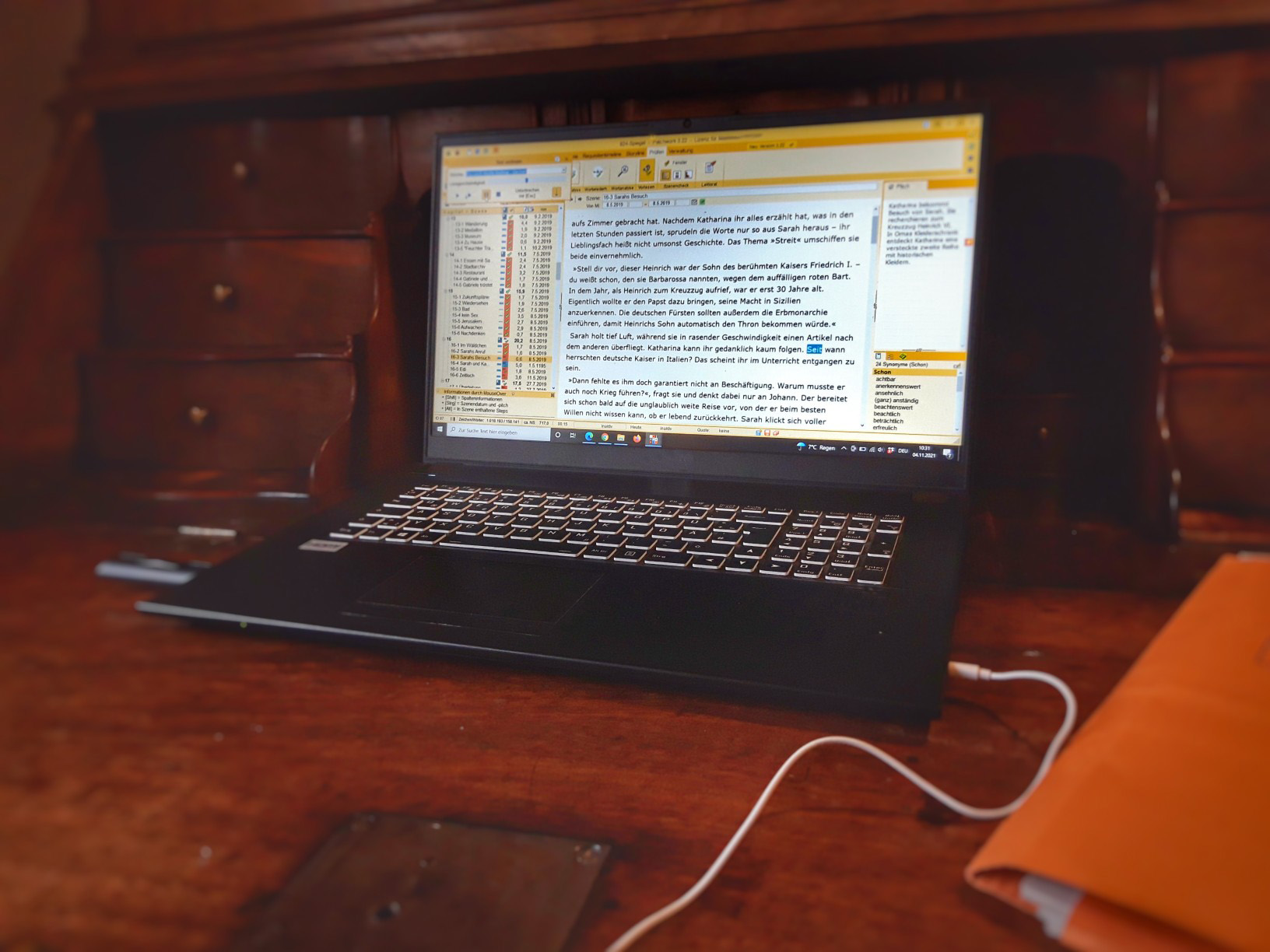 Schreibtischplatz mit Laptop und geöffnetem Schreibprogramm an einem historischen Schreibtisch
