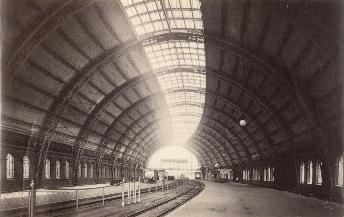 eitragsbild zeigt übrigens ein Bild des Bahnhofs Friedrichstaße von Wilhelm Hermes aus dem ausgehenden 19. Jahrhundert aus der Sammlung des Tekniska Museet.