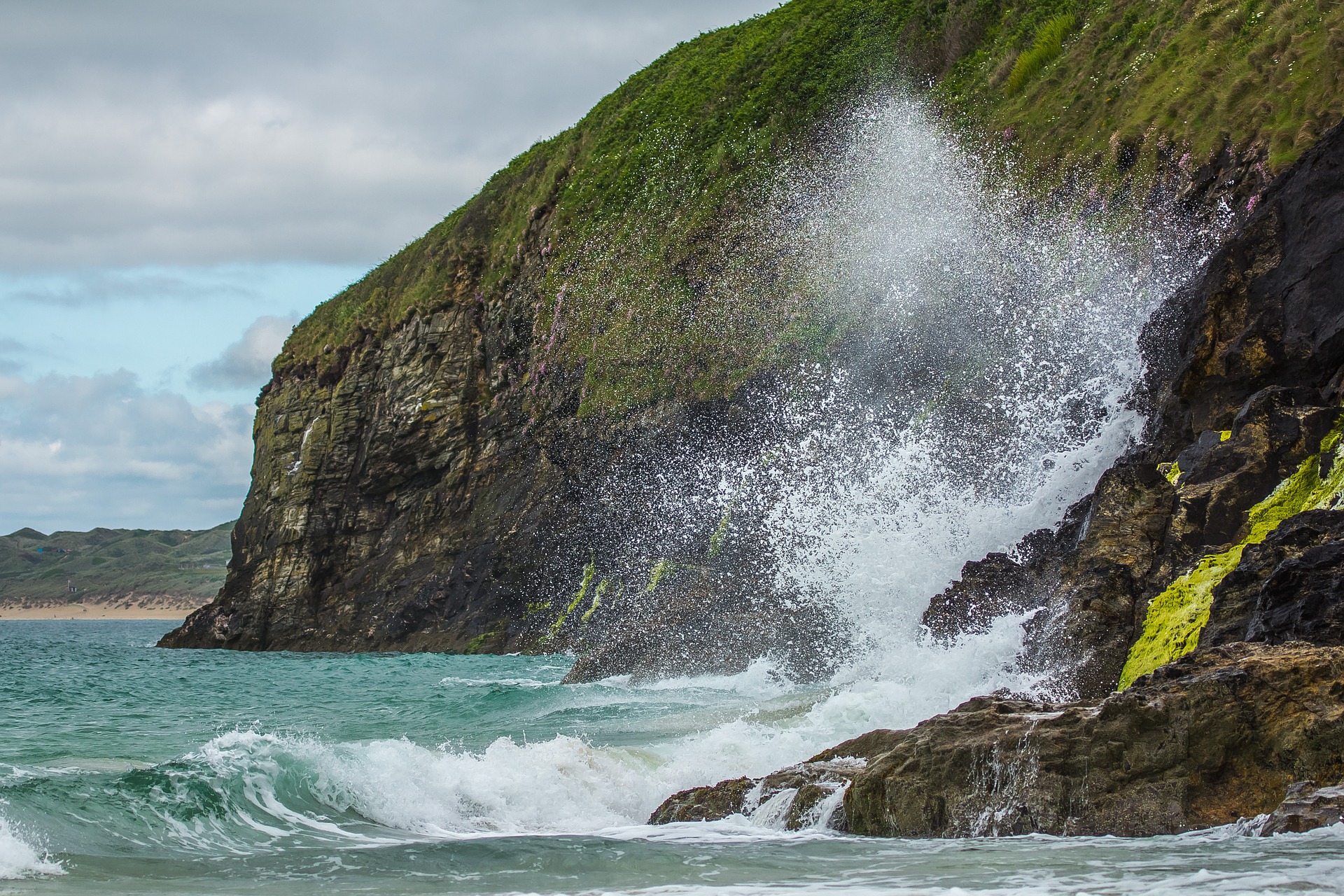 Klippe am Meer mit spritzender Welle in Cornwall (Bild von diego_torres auf Pixabay)