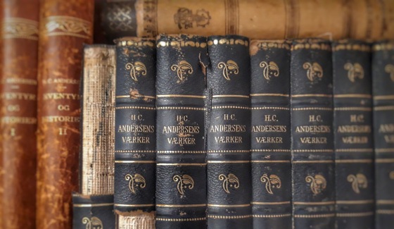 Eine Nahaufnahme einer Reihe alter Bücher - Hans Christian Andersen Werke auf Dänisch
